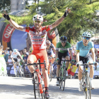 Francesco Gavazzi celebra el triunfo poco antes de traspasar la línea de meta.-SANTI OTERO