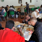 Varias personas acuden al comedor que las Hermanas Esclavas del Sagrado Corazón de Jesús tienen en la antigua residencia de estudiantes de la avenida Palencia.-ISRAEL L. MURILLO