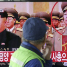 Un hombre mira un informativo en el que aparecen Kim Jong-un junto al ejecutado ministro de Defensa, este miércoles en Seúl.-Foto: AP / LEE JIN-MAN