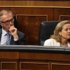 La ministra de Economía, Nadia Calviño, en el pleno del Congreso de los Diputados, junto al ministro de Cultura y Deporte, Jose Guirao.-/ EFE /BALLESTEROS