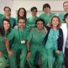 Personal de la UCIPedriática posa en una foto de familia.-ECB