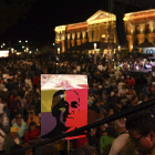 Multitud en San Salvador con un poster serigrafiado con la cara de Óscar Romero-AFP