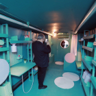 Imagen del interior del autobús que alberga el ‘scape book’ móvil. RAÚL G. OCHOA