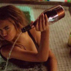 Imágen de la polémica de Beyoncé con el champán en su último clip.-