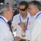 El director de la ronda (Marcos Moral) y el subdirector (Miguel Ángel de los Mozos) dialogan con Íñigo Cuesta.-ISRAEL L. MURILLO