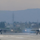 Dos aviones de combate Sukoi Su-25 rusos, en diciembre del 2015, despegando en la base militar de Hmeimim, en el noroeste de Siria.-AFP / PAUL GYPTEAU