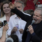 El ex presidente de Brasil, Luiz Inácio Lula da Silva, habla con sus simpatizantes después de ser liberado de la cárcel.-AP / LEO CORREA