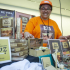Beatriz Grifol acompañada de sus productos en las jornadas de manga y ocio alternativo.-SANTI OTERO