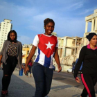Mujeres cubanas caminan por las calles de la Habana, donde el día a día es difícil por las condiciones económicas de la isla caribeña.-EFE / ALEJANDRO ERNESTO