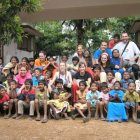 Varios alumnos de la UBU posan con algunos de los niños con los que trabajan en Bangalore.-ECB