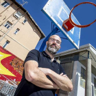 Leandro Pérez bajo una canasta de La Salle.-SANTI OTERO