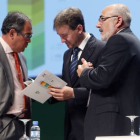 Baudilio Fernández-Mardomingo, Javier Lacalle y Luis Miguel Cebrián charlan antes de la inauguración del congreso.-RAÚL G. OCHOA