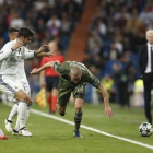 Zidane presencia una jugada durante el enfrentamiento del Madrid contra el Legia.-AP / DANIEL OCHOA DE OLZA