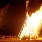 Imagen de archivo de la celebración de la hoguera de San Juan en la Barriada San Juan Bautista.-ECB