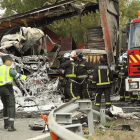 Al lugar del accidente, en el que falleció uno de los camioneros, acudieron cuatro dotaciones de bomberos.-G. González