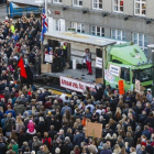Manifestantes contra la permanencia en el Gobierno del 'premier' Gunnlaugsson, el día 4, en Reikiavik.-EFE / BIRGIR POR HARDARSON