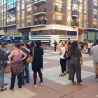 Un grupo de vecinas junto al cordón policial en la calle en la que se ubica el domicilio en el que estaba el detenido.-L.V.