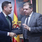 El alcalde de Burgos, Daniel de la Rosa, y el presidente de Correos, Juan Manuel Serrano, suscribieron ayer el acuerdo del traslado.-RAÚL G. OCHOA