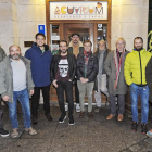 Diez de los doce fotógrafos que participan en esta propuesta se juntaron ayer en el bar Acuarium durante la inauguración de la muestra.-Israel L. Murillo