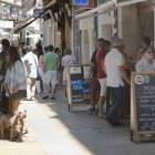 Varias personas disfrutan de la oferta gastronómica burgalesa en la calle Los Herreros.-RAÚL G. OCHOA