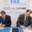 Luis Mayoral y Miguel Ángel Benavente firman el convenio.-ISRAEL L. MURILLO