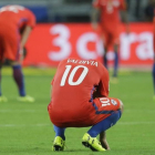 Los futbolistas de Chile, abatidos al final del partido ante Brasil-AP