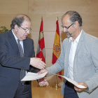 Juan Vicente Herrera y Luis Fuentes se intercambian documentos antes de estrechar las manos.-E.C. Castillo.