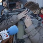 La madre de la niña arandina a la salida de los juzgados tras prestar declaración rodeada de periodistas.-JAVIER BARBANCHO