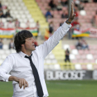Salinas corrige a sus jugadores durante el partido de ayer.-SANTI OTERO