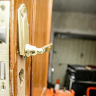 Imagen de una cerradura forzada.-ECB