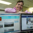 César Barriada con el perfil y la web del candidato Javier Lacalle.-SANTI OTERO