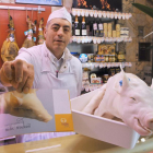 Un cochinillo marca de segovia a la venta en las carnicerías de Segovia-ICAL