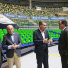 Lacalle, ayer, en el Coliseum charla con uno de los responsables del CB Miraflores.-RAÚL G. OCHOA