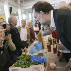 El líder del PP, Mariano Rajoy, charla con una dependienta durante un paseo electoral por Galicia.-EFE/Lavandeira jr