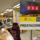 Mesas destinadas a la solicitud de prestaciones en una oficina del Ecyl de Valladolid.-PHOTOGENIC