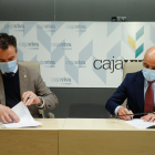 Enrique García y Javier Casado sellan el acuerdo. SANTI OTERO