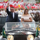 Bolsonaro y su esposa se dirigen al Parlamento de Brasil.-REUTERS / RICARDO MORAES