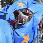 Partidarios del 'no' en el referéndum queman una bendera de la Unión Europea en Grecia durante una protesta en Atenas, ayer.-Foto:  EFE / ARMANDO BABANI