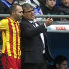Martino da instrucciones a Iniesta para jugar el derbi contra el Espanyol en Cornellà.-JORDI COTRINA