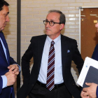 El consejero de Sanidad, Antonio María Sáez Aguado, con Santiago Rodríguez Merino, nuevo gerente de Primaria, y Rafael López, gerente de Sacyl.-ISRAEL L. MURILLO