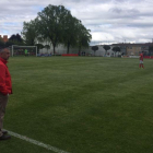 DaniSantos observa con atención un partido disputado en el Municipal de Briviesca.-
