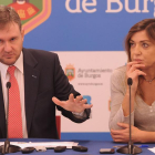 El alcalde, Javier Lacalle, y la concejal de Turismo, Carolina Blasco, presentaron ayer los datos turísticos.-ISRAEL L. MURILLO