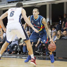Nacho Martín encara a un rival en un choque con la camiseta del MoraBanc Andorra-ECB