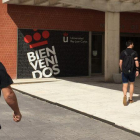 Estudiantes en el campus madrileño de Vicálvaro de la Universidad Rey Juan Carlos.-EL PERIÓDICO
