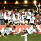 Plantilla y jugadores del Burgos posan con el cartel que les acredita como nuevo equipo de Segunda División. TWITTER / @RFEF