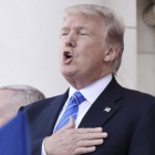 Trump canta el himno nacional antes de su discurso, en Arlington (Virginia), el 29 de mayo.-OLIVIER DOULIERY
