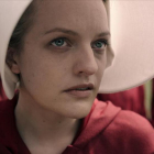 La actriz Elisabeth Moss, en la serie de la plataforma Hulu The Handmaids Tale-EL PERIÓDICO