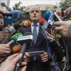 Camps sale de la sede del Consell Jurídic Consultiu rodeado de periodistas-MIGUEL LORENZO