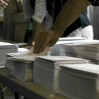 Papeletas en un colegio electoral el pasado 27-S.-JOAN CORTADELLAS
