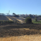 Los equipos de extinción trabajan en sofocar el incendio de Cardeñadijo.-ISRAEL L. MURILLO